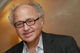 Hijo de Milton Friedman, el padre de los Chicago Boys, visita Chile en medio del debate sobre “muerte del neoliberalismo”