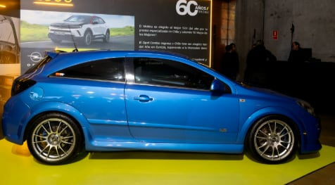 Durante el evento se exhibieron tres vehículos emblemáticos de Opel, que representan las diferentes décadas de la marca en el país, destacando su evolución en diseño y tecnología.