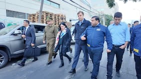 Ministra Steinert encabezó operativo migratorio en la Vega Central: se desplegaron más de 300 efectivos de Carabineros y PDI