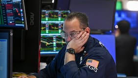 IPSA corta racha de alzas contagiado por caídas en Wall Street, pero dólar baja de $930