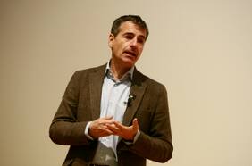 Andrés Velasco: “Los ahorros son para usarlos en emergencias, y esta es la madre de todas las emergencias”