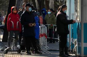 China reporta dos nuevas muertes por Covid-19 a medida que se relajan algunas restricciones