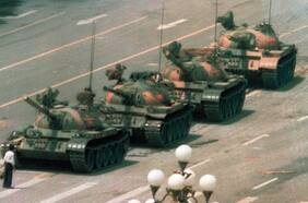 Famosa foto de hombre solitario resistiendo a tanques en plaza Tiananmen desaparece de motor de búsqueda de Microsoft en aniversario de brutal represión