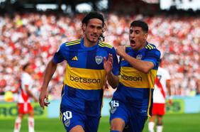 El gesto de Paulo Díaz a Edinson Cavani en el que le recordó el dedo de Gonzalo Jara en la Copa América 2015