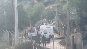 Barricadas y enfrentamientos con Carabineros marcan desalojo de toma de Cerro 18 en Lo Barnechea
