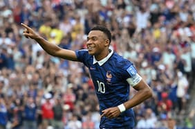 Tras una larga suspensión por tormenta: Kylian Mbappé brilla para clasificar a Francia a la siguiente ronda del Mundial