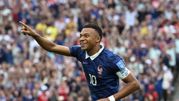 Tras una larga suspensión por tormenta: Kylian Mbappé brilla para clasificar a Francia a la siguiente ronda del Mundial
