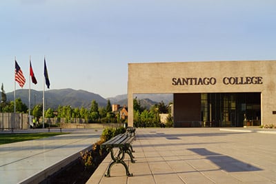 Santiago College rechaza acusaciones y dice que denunció a alumno por manipulación de imágenes "en cumplimiento de obligaciones"