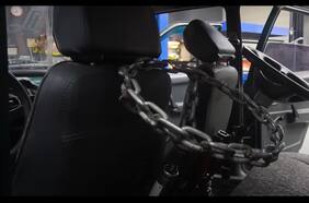 Este Lada Samara tiene cuatro volantes: uno para cada rueda