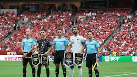 “Un desastre”: prensa internacional crítica al árbitro chileno Cristián Garay por su desempeño en el Mundial