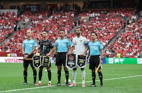 “Un desastre”: prensa internacional crítica al árbitro chileno Cristián Garay por su desempeño en el Mundial