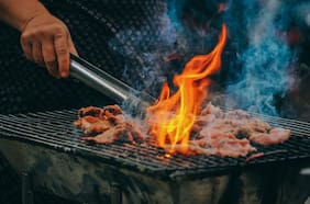 Cómo limpiar la parrilla para preparar el asado y por qué no se recomienda la cebolla o el limón