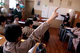 Profesores y asistentes de la educación son incorporados dentro del grupo objetivo para recibir vacuna de refuerzo anual contra el Covid-19