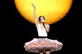 Ballet, un cuadro viviente y un confesionario: las primeras claves del show que Rosalía traerá a Chile