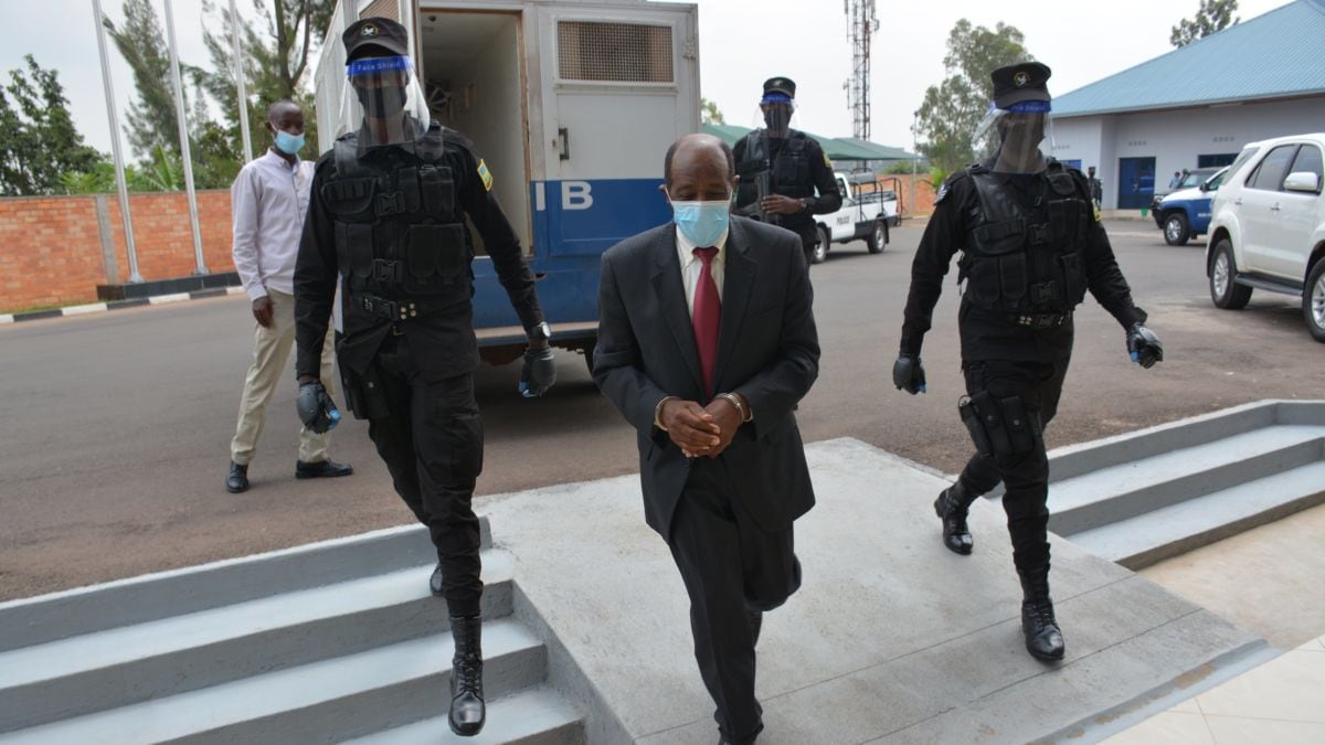 Paul Rusesabagina, conocido por inspirar la película Hotel Ruanda, siendo escoltado por agentes de la Oficina de Investigación de Ruanda tras su detención en Kigali, el 31 de agosto de 2020.