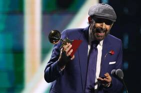 Juan Luis Guerra y Karol G brillan en los Latin Grammy con Mon Laferte de presentadora