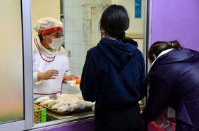 Junaeb hará cobro de boleta de garantía a empresa por no pago de finiquito a manipuladoras de alimentos y así restablecer servicio