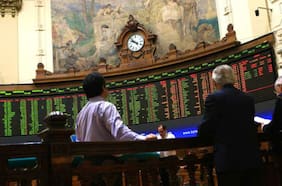 AFP realizan fuerte reducción de sus inversiones en Chile. Salen de renta fija y de acciones de energía y retail