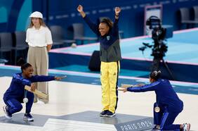 Simone Biles sufre su peor día: se cae en la viga y es destronada por Rebeca Andrade en el suelo de París 2024