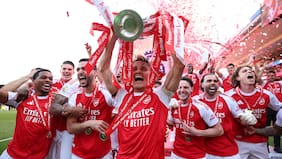 La ansiada estrella 14, en el firmamento Gunner: Arsenal vuelve a levantar el título de la Premier League tras 22 años