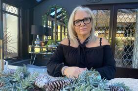 Mujer pensó que le había fallado el bótox en la cara, pero era un tumor cerebral que tenía hace más de 10 años