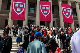 Harvard resiente embestida de Trump en medio de graduaciones: jueza falla a favor de universidad por alumnos extranjeros
