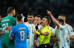 Sin errores y siempre cerca de las jugadas: Piero Maza pasa la prueba más exigente de su carrera referil