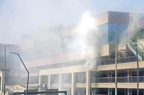 Controlan incendio en estacionamiento de centro comercial en Las Condes
