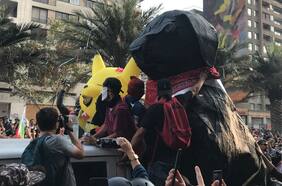 Cuadrillas anti “perro matapacos”: Municipalidad de Lo Barnechea inicia borrados de murales con uno de los símbolos del estallido social