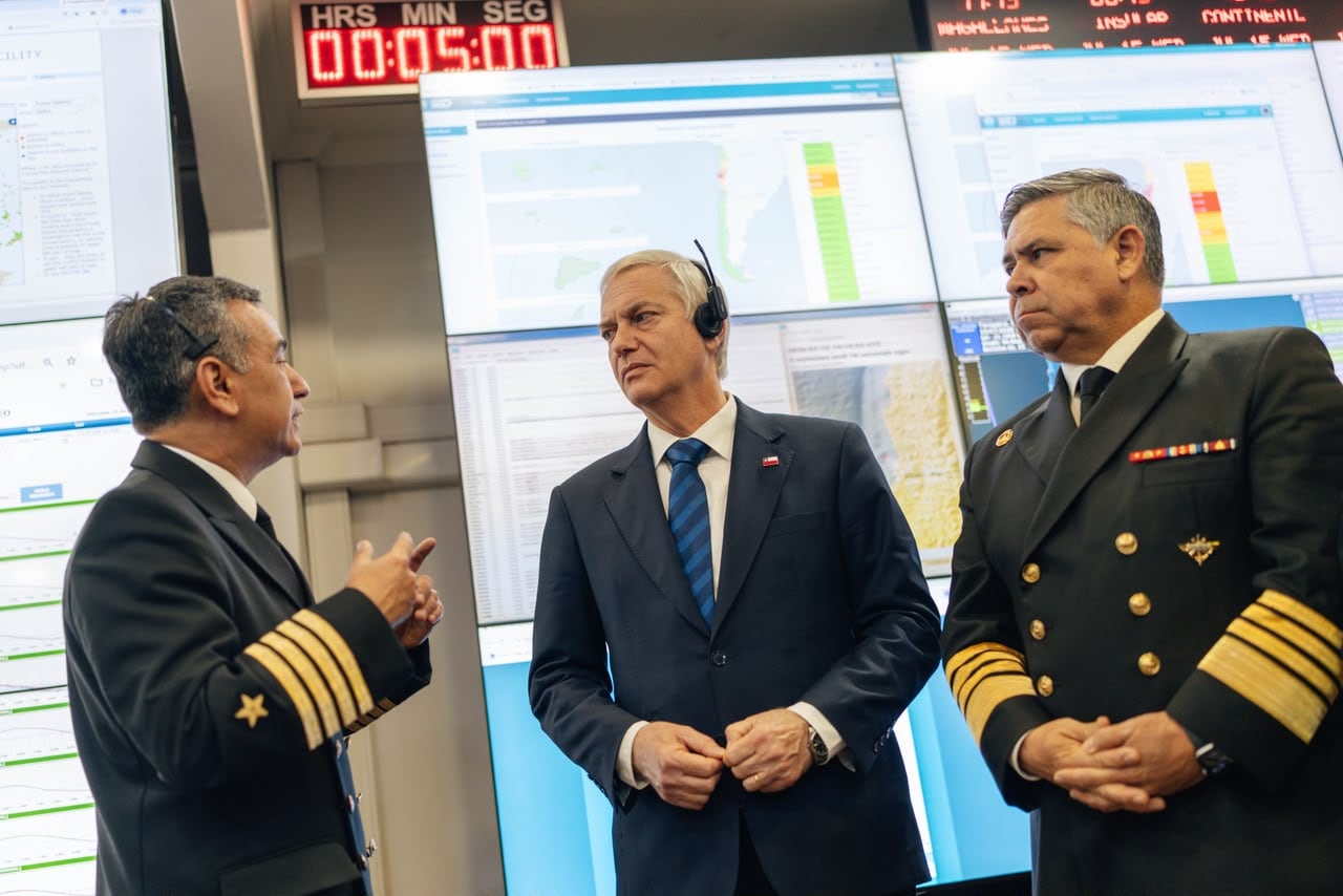 Kast visita el SHOA en Valparaíso como parte de las medidas preventivas por el sistema frontal