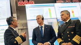 Kast visita el SHOA en Valparaíso como parte de las medidas preventivas por el sistema frontal