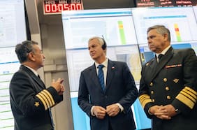 Kast visita el SHOA en Valparaíso como parte de las medidas preventivas por el sistema frontal