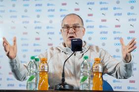 Histórico médico de la selección uruguaya deja su cargo tras no aceptar el régimen de Bielsa