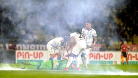 Partido suspendido: barristas de Coquimbo Unido impactan con bombas de estruendo al arquero de Huachipato