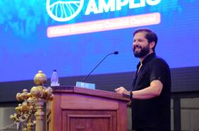 Con llamado a no olvidar orígenes: la sorpresiva aparición del Presidente Boric en el primer comité central presencial del FA