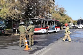Grupo de más de 10 encapuchados abordan bus Red en Estación Central y lo queman tras lanzarle líquido acelerante