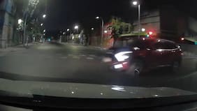 Cámara reveló motivo del violento choque en el centro de Santiago: auto quedó volcado y dos personas resultaron lesionadas