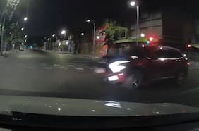 Cámara reveló motivo del violento choque en el centro de Santiago: auto quedó volcado y dos personas resultaron lesionadas