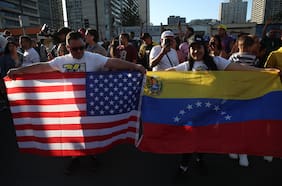 Miles de venezolanos celebran en las calles de Santiago la captura de Nicolás Maduro