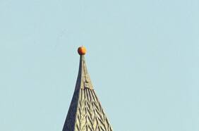 El misterio de la calabaza que fue clavada en la alta torre de una prestigiosa universidad