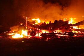 Desconocidos incendian centro de eventos en Capitán Pastene