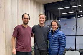 Cómo un médico y dos ingenieros permiten a pacientes con cáncer llegar a tratamientos inalcanzables