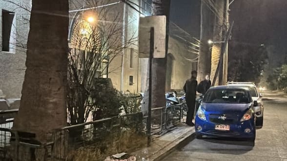 Dejan corona de flores al exterior de la ex Penitenciaría con amenaza a oficial de Gendarmería