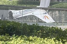 Una avioneta se estrella contra el edificio más alto de Beijing