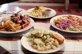 16 lugares para comer rico en el entretenido y patrimonial barrio Yungay