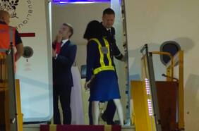 Macron desmiente pelea con su mujer tras incidente en su llegada a Vietnam