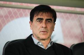 Pifias e insultos para el DT de Colo Colo: Gustavo Quinteros aparece en el cierre de San Carlos de Apoquindo y se lleva una gran reprobación