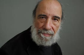 Raúl Zurita desmiente su propio fallecimiento en redes sociales: “Las noticias en torno a mi muerte son un tanto exageradas”