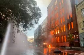 Más de 100 bomberos combatieron un brutal incendio en una fábrica abandonada en Sidney