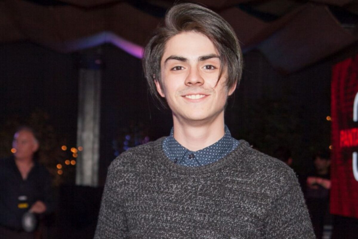 Denuncian por violencia a Lucas Bolvarán, actor de la serie Los 80 La